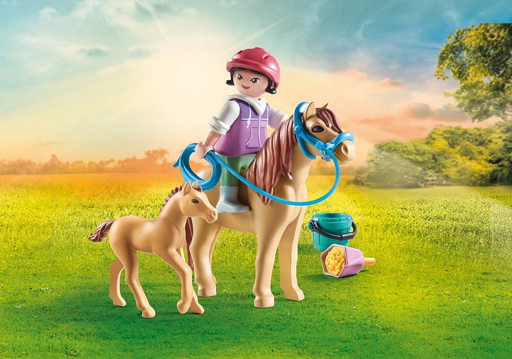 NIÑA CON PONI Y POTRO