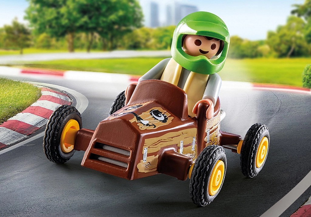 NIÑO CON KART