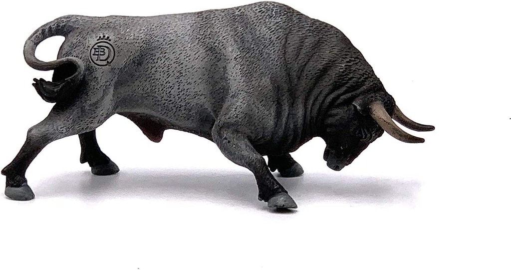 TORO CARDENO EMBISTIENDO