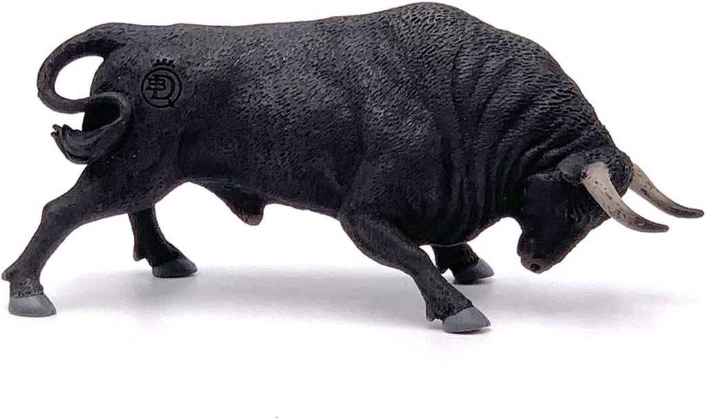 TORO NEGRO ZAINO EMBISTIENDO