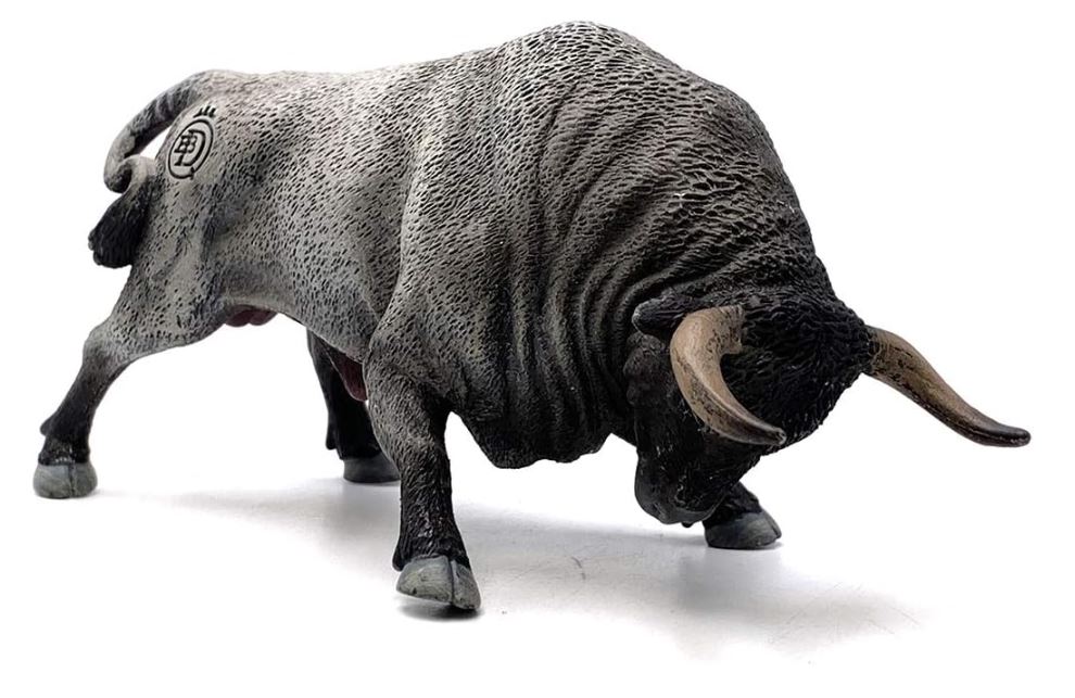 TORO CARDENO EMBISTIENDO