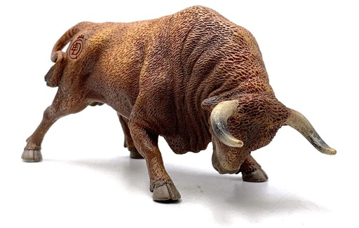 [56710105] TORO COLORADO EMBISTIENDO