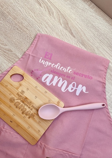 [01300902] DELANTAL+TABLA+CUCHARA ROSA